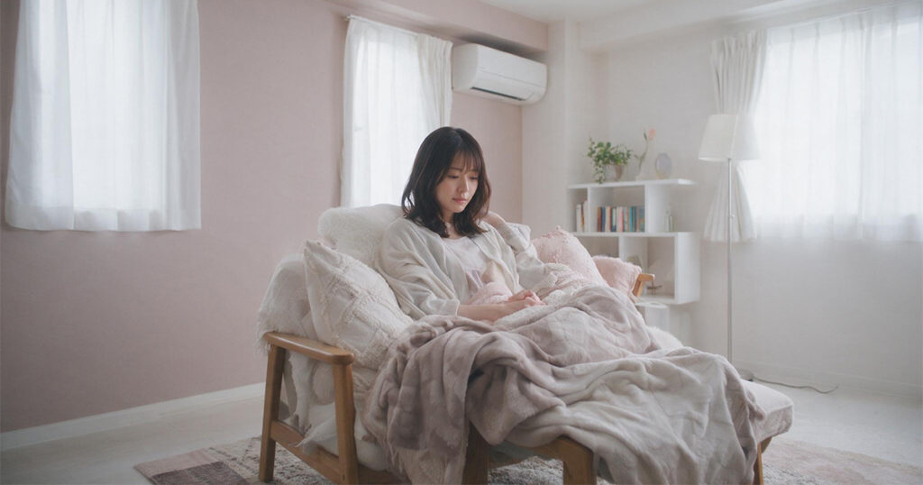 体調の変化を感じて個室待機室で休んでいる女性