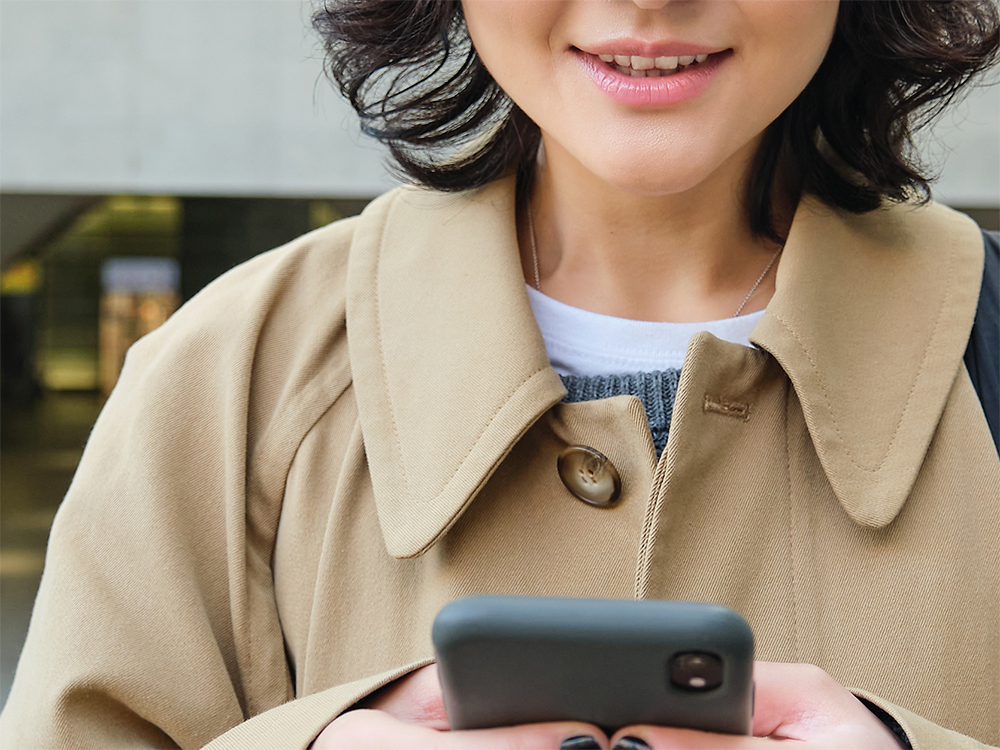 スマホ片手に歩きながらのインタビュー